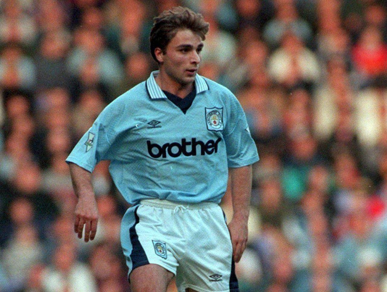 Kinkladze in the laser-blue brother shirt, scanning the pitch